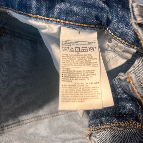 Old Navy Mid-Rise Boyfriend Jeans - Size 6 NWOT - Picture 3 of 3